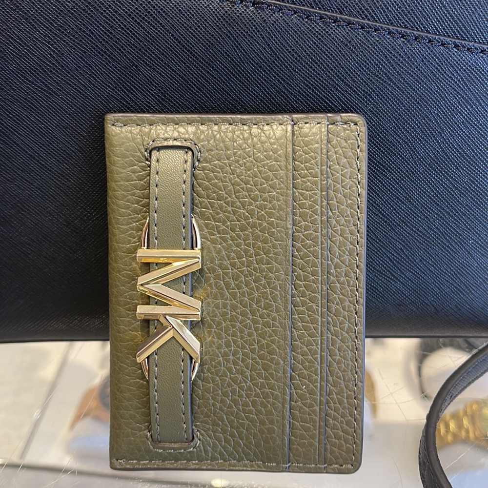 MICHAEL KORS
Reed Large Pebbled Leather Card Holder Case Wallet
COLOR: OLIVE
NWT - Picture 4 of 16